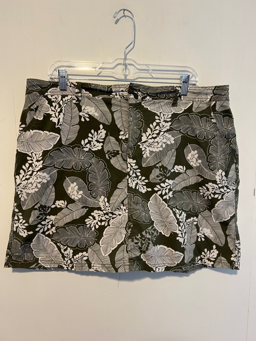 croft & barrow Olive and White Leaf-Print Mini Skort Size 18 Classic Fit 0405261